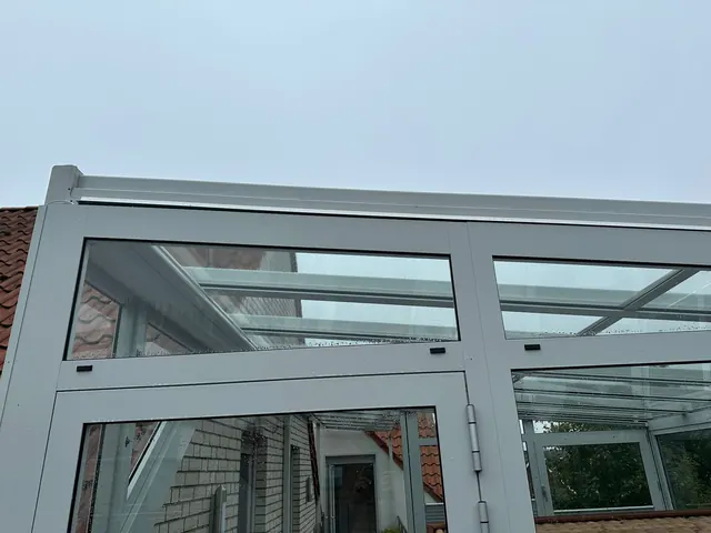 Saubere Glasflächen eines Wintergartens nach der Glasreinigung