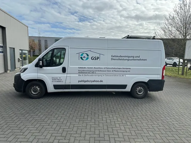 Firmenfahrzeug der GSP Gebäudeservice aus Wesel