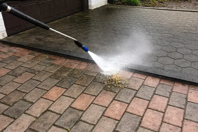 Pflasterreinigung mit Hochdruck auf einer Einfahrt